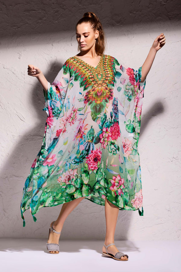 PONCHO MIT SEITLICHEN SCHLITZEN BLUMEN